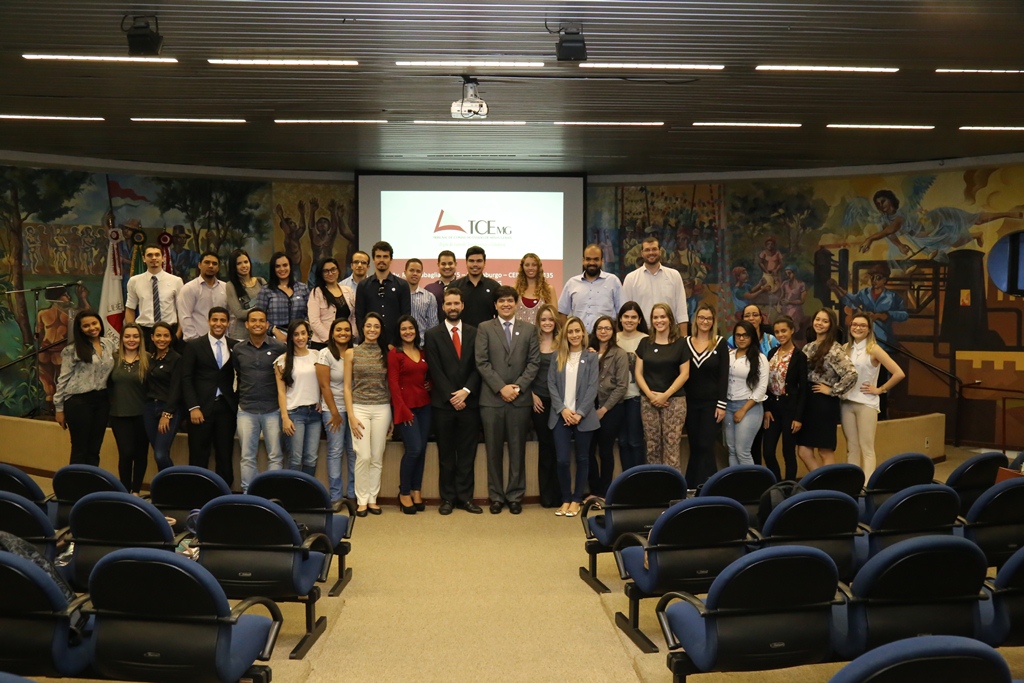 Alunos de Direito do Centro Universitário Newton Paiva (Foto: Karina Camargos Coutinho)